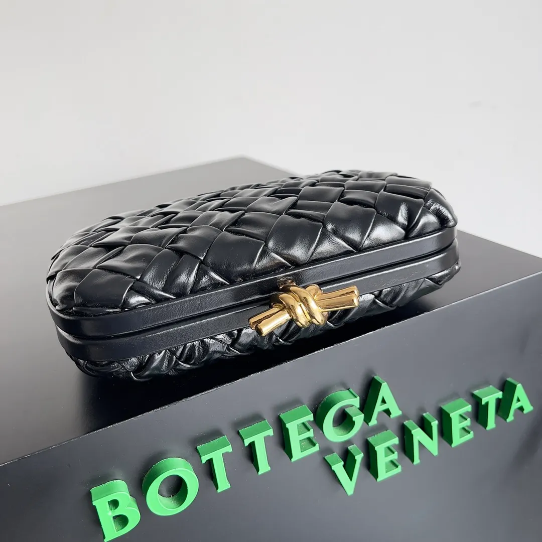 Batch 1860 BV Knot | The classic return of the evening bag. Original leather ➕ Stainless steel hardware ➕ 24k real gold plating ➕ Fully handmade. Those who know the history of our brand should have heard that the knot is a story of Bottega Veneta, and it is also one of the more important design elements. Matthieu Blazy's work this season sublimates Knot's classics, with a new knot design and a woven shoulder strap, plus Fouland Intreccio's weaving technology, adding some fashion to the retro and nostalgic feel of the past. Style number: 717622 Size: 20.5*6*12.5